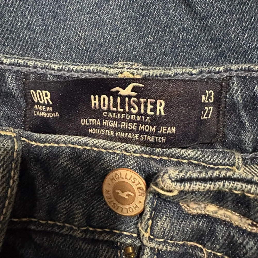 Hollister Women's Ripped high rise mom Jeans - dark wash - Picture 2 of 3